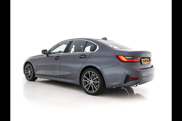 BMW 3-serie 330e eDrive Edition Sportline-Pack (INCL-BTW) *VERNASCA-LEATHER | HARMAN/KARDON-SURROUND  | ADAPT.CRUISE | FULL-LED | SPORT-SEATS | BLIND-SPOT | AMBIENT-LIGHT | DIGI-COCKPIT | SURROUND-VIEW | DAB+ | NAVI-FULLMAP | 18''ALU*