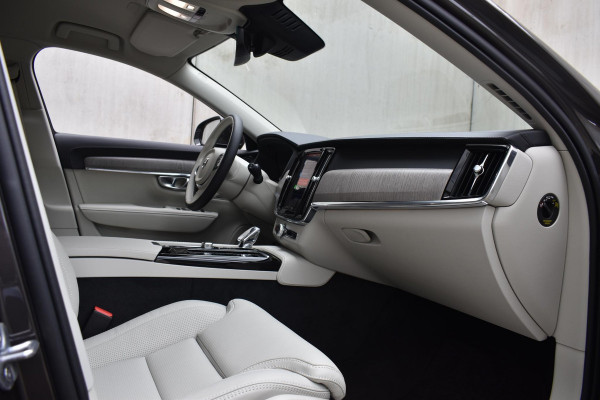 Volvo V90 T6 350PK Longe Range Recharge AWD Plus Bright / Adpatieve cruise control/ BLIS/ Elektrische stoelen/ Luchtvering/ Stoel en stuurwielverwarming/ Parkeersensoren met camera