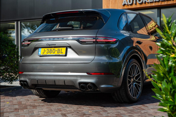 Porsche Cayenne 3.0 E-Hybrid Keramisch Panoramadak Softclose Sportchrono Trekhaak Elec. 21" LMV