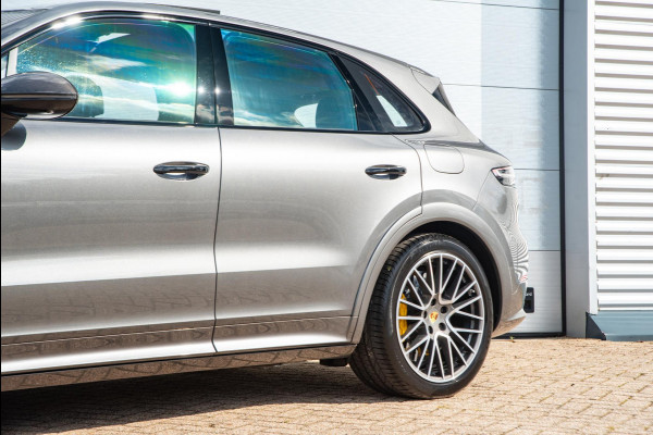 Porsche Cayenne 3.0 E-Hybrid Keramisch Panoramadak Softclose Sportchrono Trekhaak Elec. 21" LMV