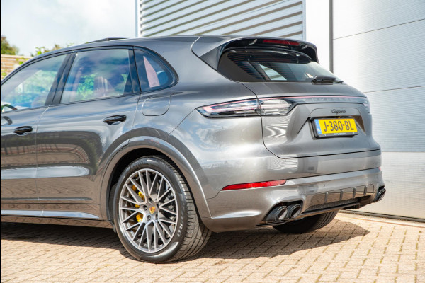 Porsche Cayenne 3.0 E-Hybrid Keramisch Panoramadak Softclose Sportchrono Trekhaak Elec. 21" LMV