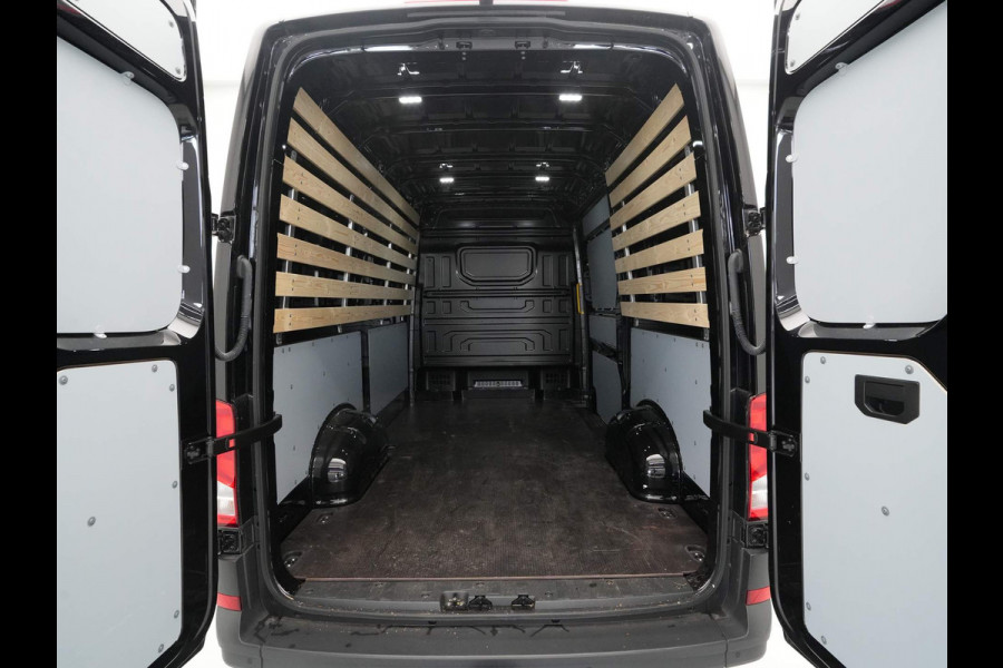 Volkswagen Crafter 30 2.0 TDI L3H3 Navi via App Camera Trekhaak Voorruitverwarming