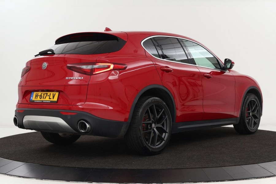 Alfa Romeo Stelvio 2.0T AWD First Edition | Leder | Stoel & stuurverwarming | Camera | Xenon | Navigatie | Memory | DAB | Cruise control