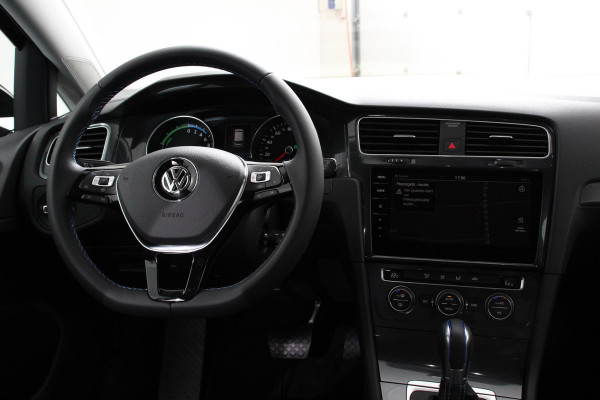 Volkswagen e-Golf € 2000,- subsidie mogelijk particulier! | Navigatie | Climate Control | Adaptieve Cruise Control | 17" Velgen |