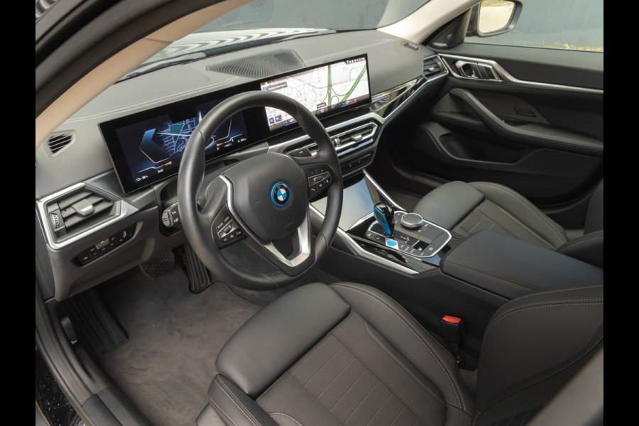 BMW i4 eDrive35 - Trekhaak - Driving Ass - ACC - Harman Kardon - Stoelverwarming