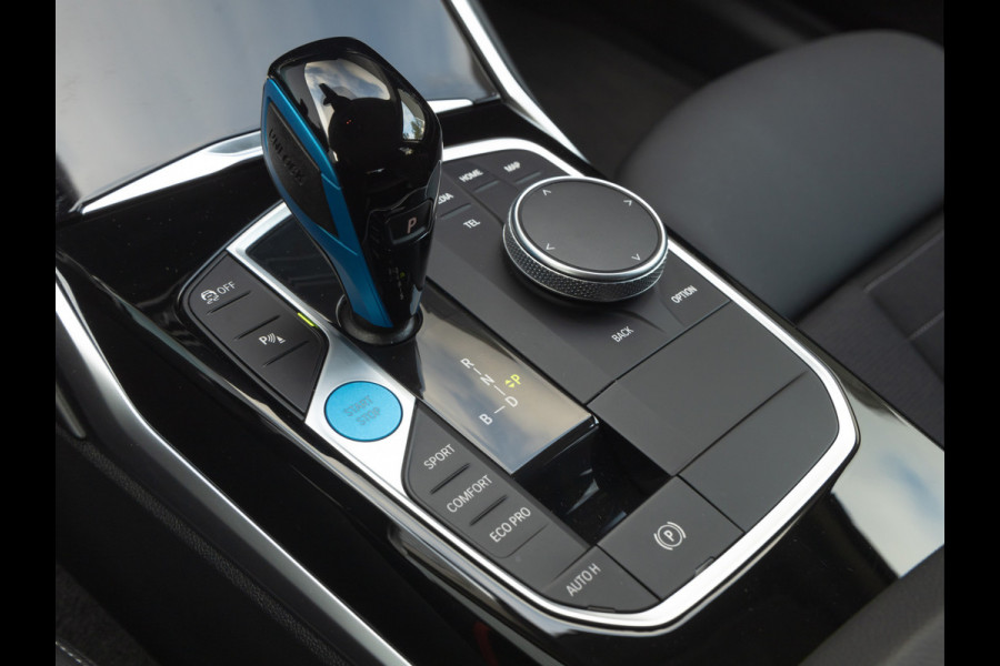 BMW i4 eDrive35 - Trekhaak - Driving Ass - ACC - Harman Kardon - Stoelverwarming