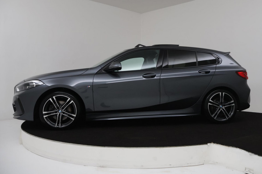 BMW 1-serie 118i High Executive Edition Automaat (PANO, SFEERV, NAVI, LEDER, CRUISE, PDC, STOELV, NL-AUTO, GOED ONDERHOUDEN)