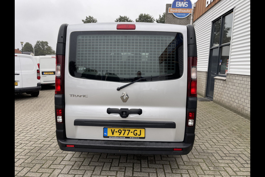 Renault Trafic 1.6 dCi 115pk T29 L2H1 DC 6 persoons Comfort / prijs rijklaar € 13.950 ex btw / lease vanaf € 256 / airco / zilver metallic / achterklep