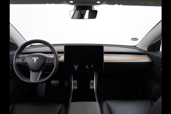 Tesla Model 3 SR+ Standard RWD Plus 325PK AutoPilot 2.5 Leer Premium-l.s. PanoDak Adaptive cruise 18" Camera's Elektr.-Stuur+Stoelen+Spiegels+ cc Navigatiesysteem full map LED-a+v Koplampspoeiers Comfortstoel(en) ACC Dual-ECC DAB Voorverwarmen interieur via App Keyless via Telefoonsleutel One-Pedal-Drive Origin. NLse auto ! 1e eigenaar