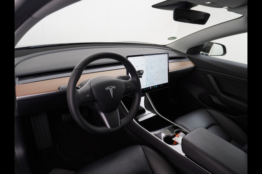 Tesla Model 3 SR+ Standard RWD Plus 325PK AutoPilot 2.5 Leer Premium-l.s. PanoDak Adaptive cruise 18" Camera's Elektr.-Stuur+Stoelen+Spiegels+ cc Navigatiesysteem full map LED-a+v Koplampspoeiers Comfortstoel(en) ACC Dual-ECC DAB Voorverwarmen interieur via App Keyless via Telefoonsleutel One-Pedal-Drive Origin. NLse auto ! 1e eigenaar