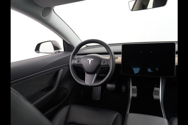 Tesla Model 3 SR+ Standard RWD Plus 325PK AutoPilot 2.5 Leer Premium-l.s. PanoDak Adaptive cruise 18" Camera's Elektr.-Stuur+Stoelen+Spiegels+ cc Navigatiesysteem full map LED-a+v Koplampspoeiers Comfortstoel(en) ACC Dual-ECC DAB Voorverwarmen interieur via App Keyless via Telefoonsleutel One-Pedal-Drive Origin. NLse auto ! 1e eigenaar