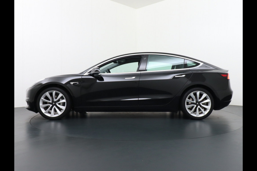 Tesla Model 3 SR+ Standard RWD Plus 325PK AutoPilot 2.5 Leer Premium-l.s. PanoDak Adaptive cruise 18" Camera's Elektr.-Stuur+Stoelen+Spiegels+ cc Navigatiesysteem full map LED-a+v Koplampspoeiers Comfortstoel(en) ACC Dual-ECC DAB Voorverwarmen interieur via App Keyless via Telefoonsleutel One-Pedal-Drive Origin. NLse auto ! 1e eigenaar