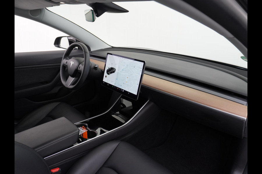 Tesla Model 3 SR+ Standard RWD Plus 325PK AutoPilot 2.5 Leer Premium-l.s. PanoDak Adaptive cruise 18" Camera's Elektr.-Stuur+Stoelen+Spiegels+ cc Navigatiesysteem full map LED-a+v Koplampspoeiers Comfortstoel(en) ACC Dual-ECC DAB Voorverwarmen interieur via App Keyless via Telefoonsleutel One-Pedal-Drive Origin. NLse auto ! 1e eigenaar