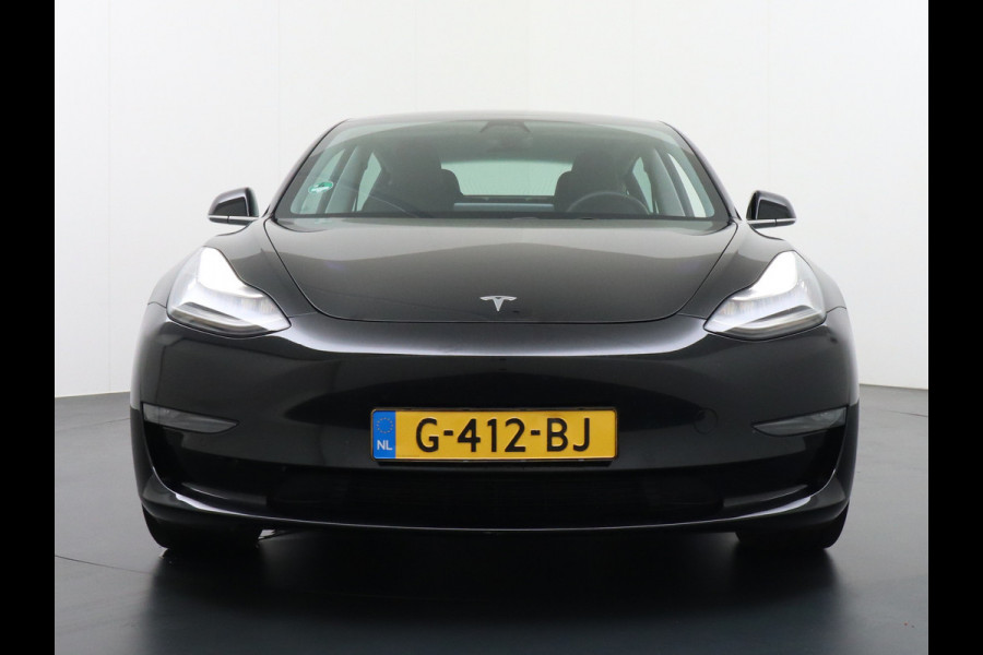 Tesla Model 3 SR+ Standard RWD Plus 325PK AutoPilot 2.5 Leer Premium-l.s. PanoDak Adaptive cruise 18" Camera's Elektr.-Stuur+Stoelen+Spiegels+ cc Navigatiesysteem full map LED-a+v Koplampspoeiers Comfortstoel(en) ACC Dual-ECC DAB Voorverwarmen interieur via App Keyless via Telefoonsleutel One-Pedal-Drive Origin. NLse auto ! 1e eigenaar