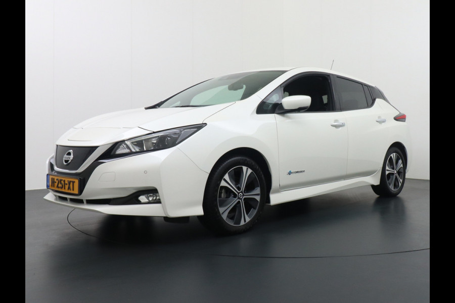 Nissan Leaf €12.640,- na Subsidie 40 kWh Android Auto Apple Carplay Navi Ecc Bleutooth DAB Camera Keyless Adapt.Cruise-Control Led DAB Stoel Verwarmd Lederen Stuur Isofix N-Connecta €2.000,- Subsidie mogelijk! 1ste eigenaar!