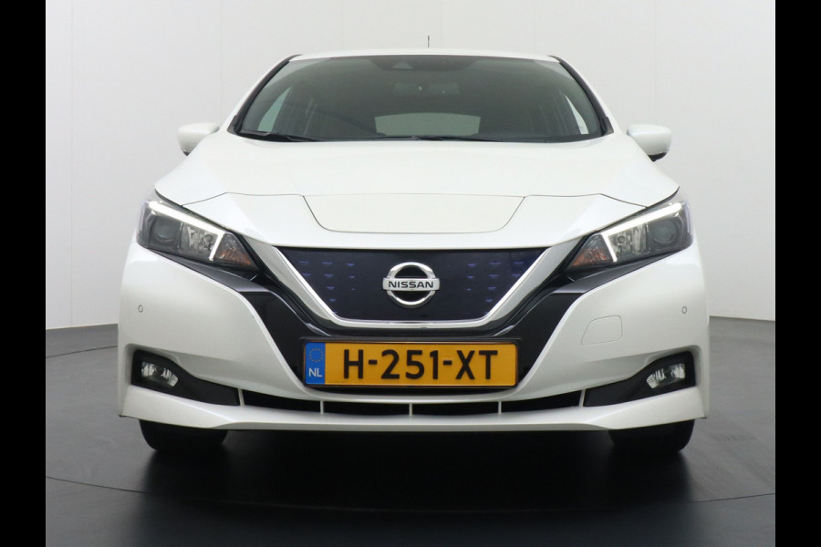 Nissan Leaf €12.640,- na Subsidie 40 kWh Android Auto Apple Carplay Navi Ecc Bleutooth DAB Camera Keyless Adapt.Cruise-Control Led DAB Stoel Verwarmd Lederen Stuur Isofix N-Connecta €2.000,- Subsidie mogelijk! 1ste eigenaar!