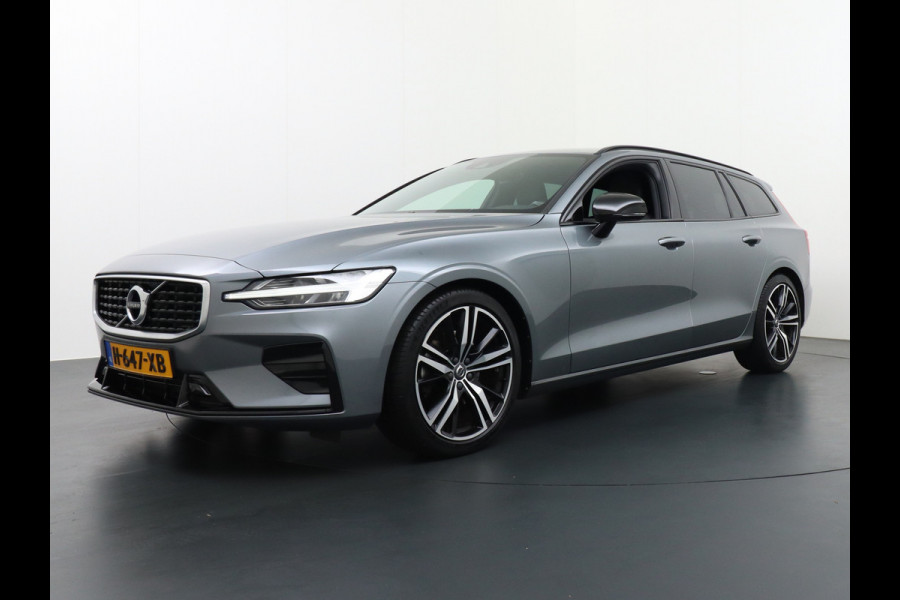 Volvo V60 2.0T4 Aut.8 R-Design Apple Carplay Android-Auto Navi Ecc Trekhaak-Wegklapbaar Best.stoel Elec.geheugen+Verwarmd Bluetooth Led Regen-Licht sensor Lane Assist PDC LMV "19 Verkeersbordherkenning 1ste Eigenaar! 1.800kg Trekgewicht