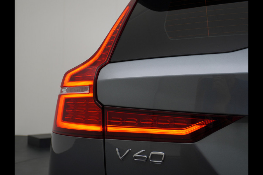 Volvo V60 2.0T4 Aut.8 R-Design Apple Carplay Android-Auto Navi Ecc Trekhaak-Wegklapbaar Best.stoel Elec.geheugen+Verwarmd Bluetooth Led Regen-Licht sensor Lane Assist PDC LMV "19 Verkeersbordherkenning 1ste Eigenaar! 1.800kg Trekgewicht