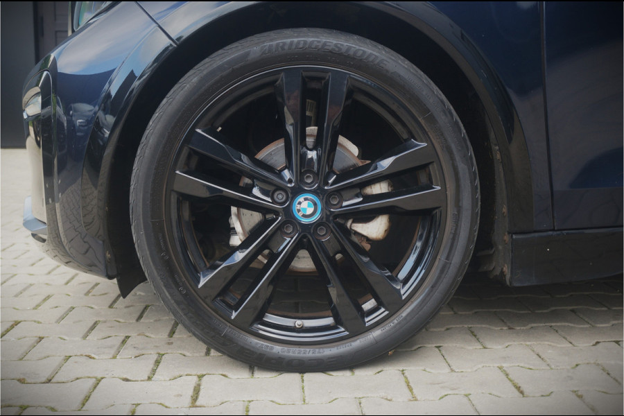 BMW i3 S Executive Edition 120Ah 42 kWh | Panoramadak | Harman Kardon | Leer | Warmtepomp | Adaptive Cruise Control | Navigatie | Keyless | Parkeersensoren | Stoelverwarming | Apple Carplay | Camera | Dealer Onderhouden | NAP | 1e