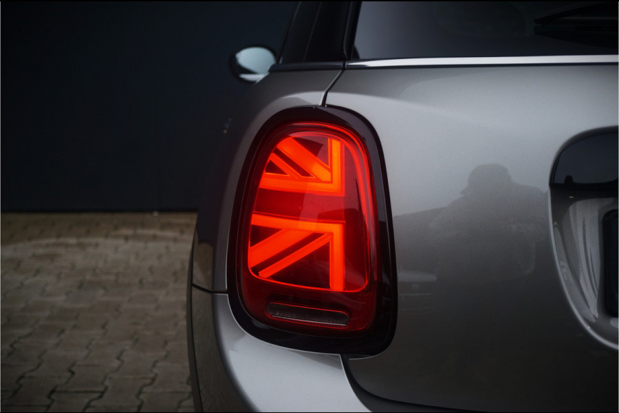 MINI Mini 1.5 Cooper 60 Years Edition | Panoramadak | Harman Kardon | Head-Up Display | Union Jack |  Vol Leder | Keyless | Apple Carplay | *31.876 KM NAP* | Stoelverwarming | H&K | Led | 5 Drs. | PDC | Aut. Airco |