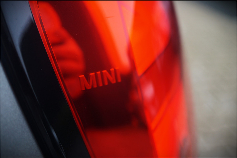 MINI Mini 1.5 Cooper 60 Years Edition | Panoramadak | Harman Kardon | Head-Up Display | Union Jack |  Vol Leder | Keyless | Apple Carplay | *31.876 KM NAP* | Stoelverwarming | H&K | Led | 5 Drs. | PDC | Aut. Airco |