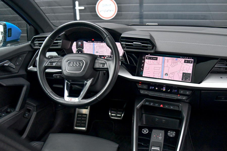 Audi A3 Sportback 45 TFSI e S-Line. RS zetels, Massage, Pano, ACC, HUD, Keyless, Dodeh, Camera, Matrix, CarPlay, Sfeer!