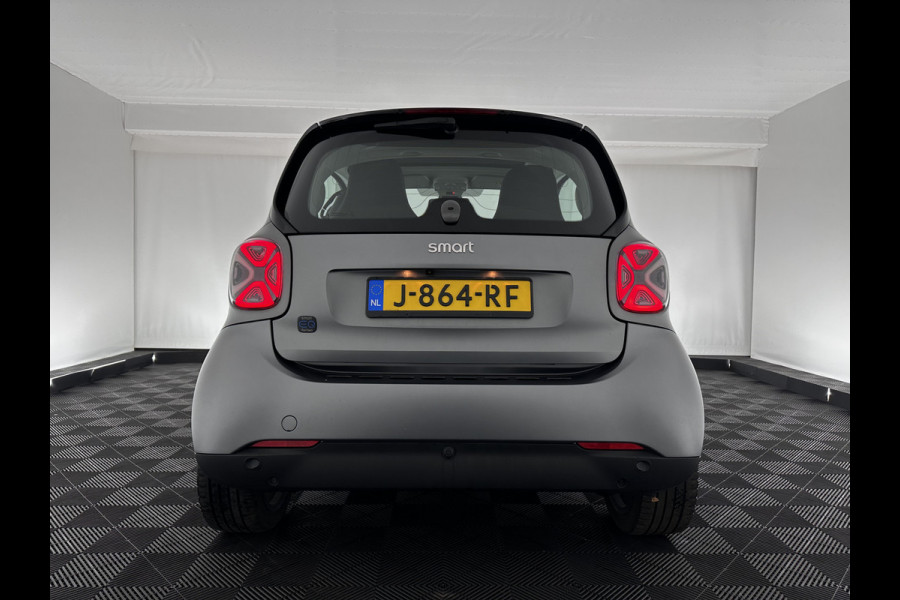 Smart Fortwo EQ Comfort PLUS 18 kWh [ 3-Fase ] Aut. *PANO | FULL-LED | VOLLEDER | NAVI-FULLMAP | CAMERA | BRABUS-WHEELS | AMBIENT-LIGHT | AIRCO | PDC | CRUISE | DAB | APP.CONNECT | COMFORT-SEATS | 16''ALU*