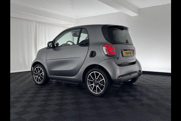 Smart Fortwo EQ Comfort PLUS 18 kWh [ 3-Fase ] Aut. *PANO | FULL-LED | VOLLEDER | NAVI-FULLMAP | CAMERA | BRABUS-WHEELS | AMBIENT-LIGHT | AIRCO | PDC | CRUISE | DAB | APP.CONNECT | COMFORT-SEATS | 16''ALU*