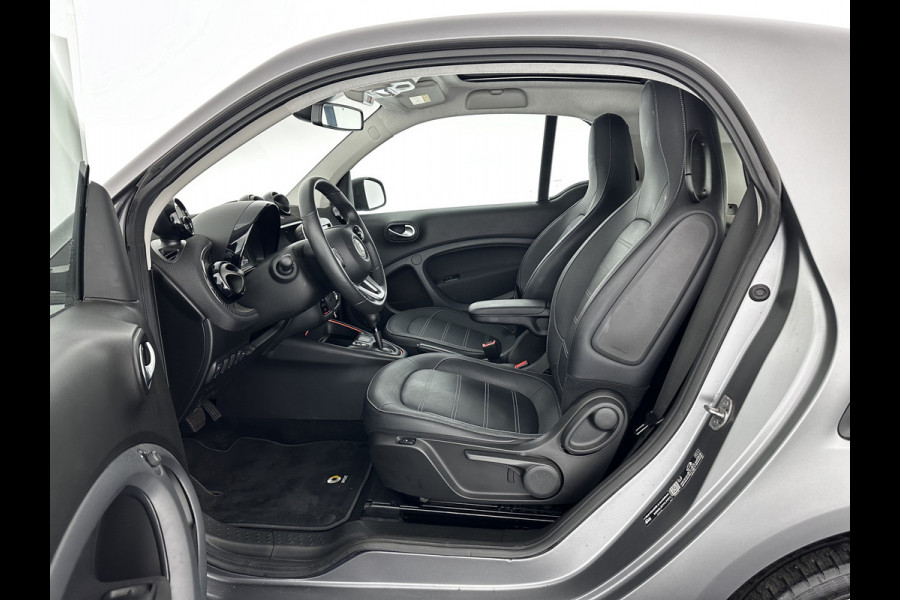 Smart Fortwo EQ Comfort PLUS 18 kWh [ 3-Fase ] Aut. *PANO | FULL-LED | VOLLEDER | NAVI-FULLMAP | CAMERA | BRABUS-WHEELS | AMBIENT-LIGHT | AIRCO | PDC | CRUISE | DAB | APP.CONNECT | COMFORT-SEATS | 16''ALU*