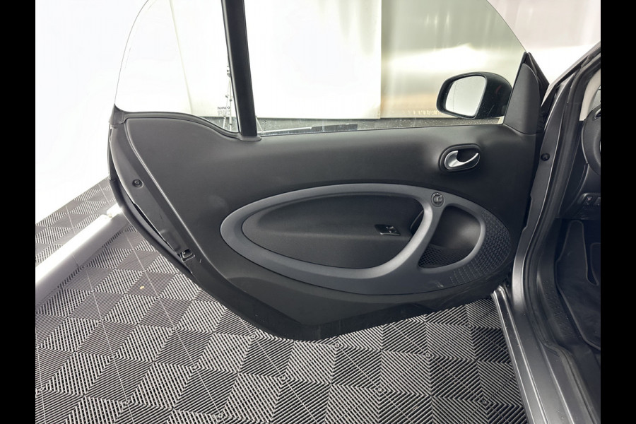 Smart Fortwo EQ Comfort PLUS 18 kWh [ 3-Fase ] Aut. *PANO | FULL-LED | VOLLEDER | NAVI-FULLMAP | CAMERA | BRABUS-WHEELS | AMBIENT-LIGHT | AIRCO | PDC | CRUISE | DAB | APP.CONNECT | COMFORT-SEATS | 16''ALU*