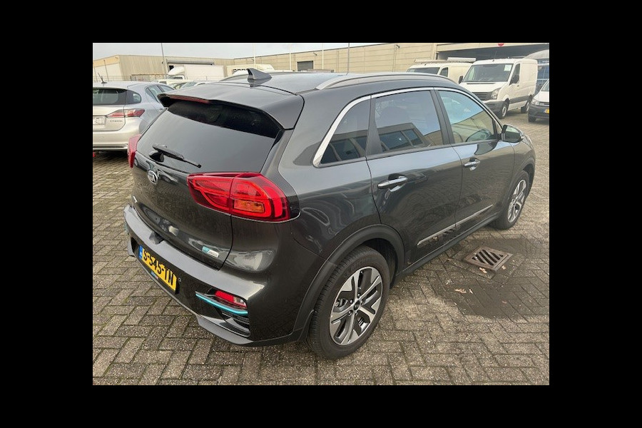 Kia e-Niro DynamicPlusLine 64 kWh AIRCO I NAVIGATIE I CAMERA I PDC I HALF LEDER I COMPLETE ONDERHOUDSHISTORIE I 7 JAAR FABRIEKS GARANTIE I PRIJS INCLUSIEF 2.000 EURO SUBSIDIE VAN DE OVERHEID I 12 % BIJTELLINGSREGELING I 2 OP VOORRAAD.