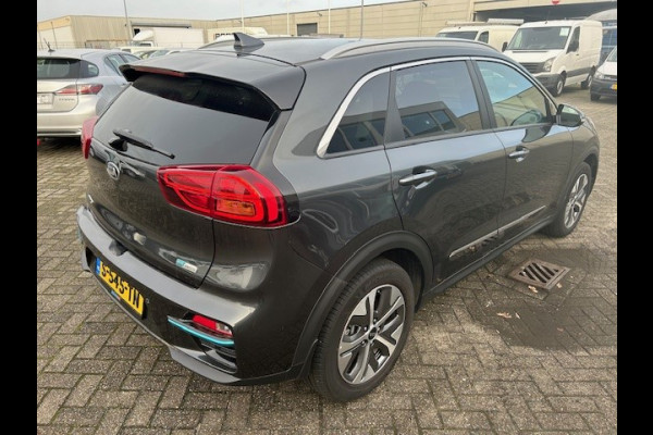 Kia e-Niro DynamicPlusLine 64 kWh AIRCO I NAVIGATIE I CAMERA I PDC I HALF LEDER I COMPLETE ONDERHOUDSHISTORIE I 7 JAAR FABRIEKS GARANTIE I PRIJS INCLUSIEF 2.000 EURO SUBSIDIE VAN DE OVERHEID I 12 % BIJTELLINGSREGELING I 2 OP VOORRAAD.