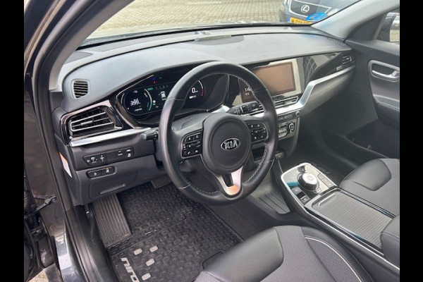 Kia e-Niro DynamicPlusLine 64 kWh AIRCO I NAVIGATIE I CAMERA I PDC I HALF LEDER I COMPLETE ONDERHOUDSHISTORIE I 7 JAAR FABRIEKS GARANTIE I PRIJS INCLUSIEF 2.000 EURO SUBSIDIE VAN DE OVERHEID I 12 % BIJTELLINGSREGELING I 2 OP VOORRAAD.