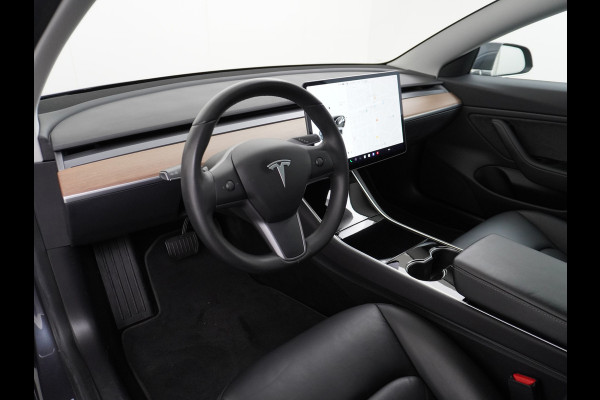 Tesla Model 3 Long Range RWD 75kWh 325PK Achterwielaandrijving Leder Premium-l.s. PanoDak Adaptive cruise 18" Camera's Elektr.-Stuur+Stoelen+S Navi full map LED-a+v ACC Dual-ECC DAB Voorverwarmen interieur via App Keyless via Telefoonsleutel One-Pedal-Drive Orgineel NL Auto Achterwielaandrijving, lager in de wegenbelasting, meer rijbereik door lager gewicht!