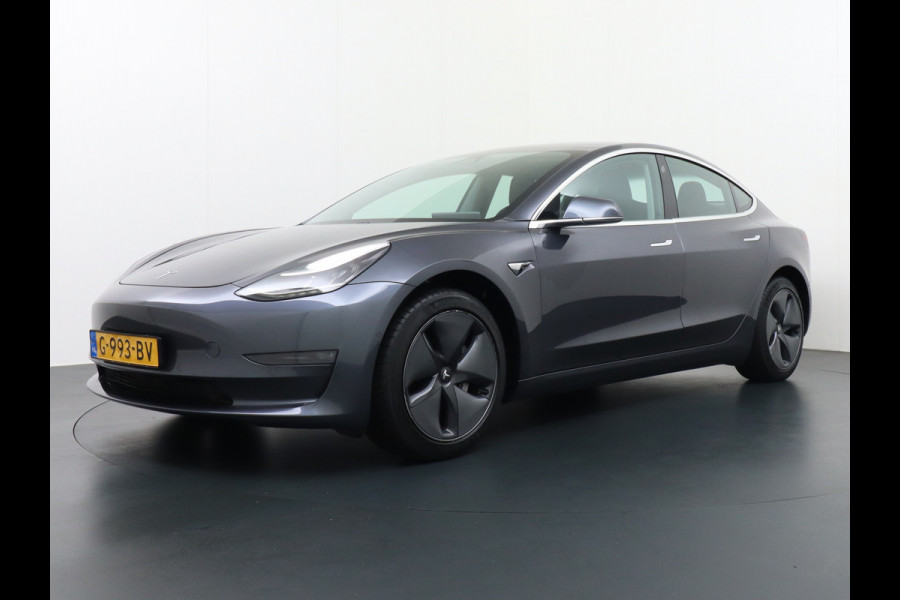 Tesla Model 3 Long Range RWD 75kWh 325PK Achterwielaandrijving Leder Premium-l.s. PanoDak Adaptive cruise 18" Camera's Elektr.-Stuur+Stoelen+S Navi full map LED-a+v ACC Dual-ECC DAB Voorverwarmen interieur via App Keyless via Telefoonsleutel One-Pedal-Drive Orgineel NL Auto Achterwielaandrijving, lager in de wegenbelasting, meer rijbereik door lager gewicht!