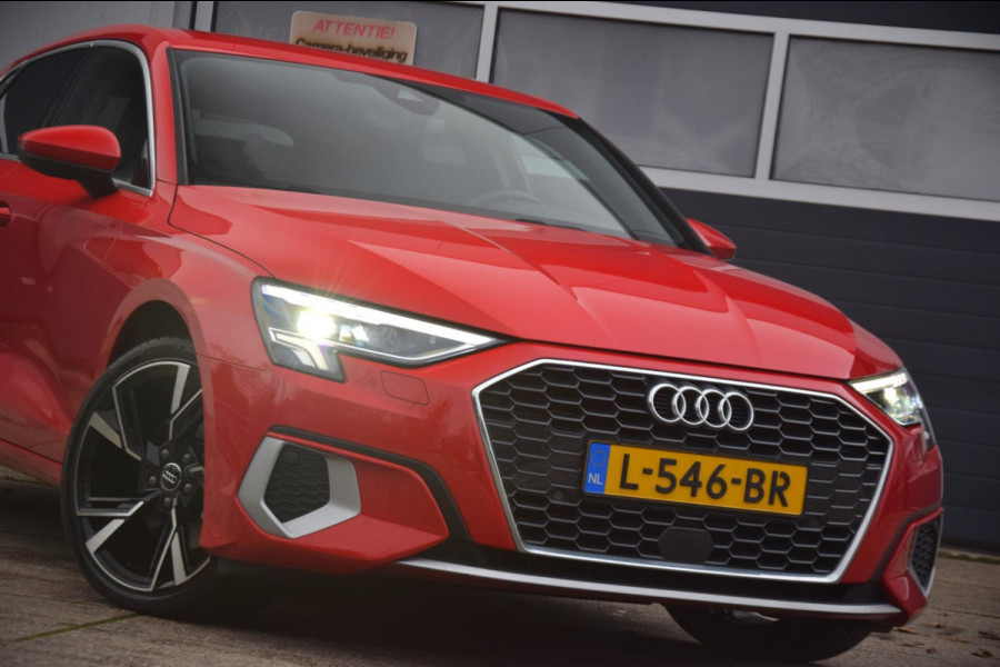 Audi A3 Sportback 35 TFSI Business edition / Digitaal Dashboard / Sportstoelen / Parkeersensoren voor + achter /