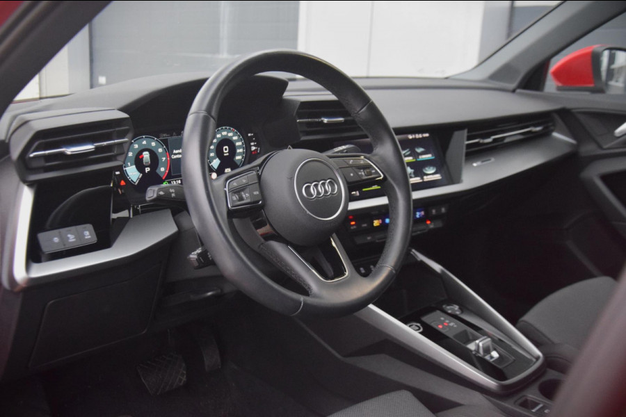 Audi A3 Sportback 35 TFSI Business edition / Digitaal Dashboard / Sportstoelen / Parkeersensoren voor + achter /