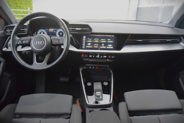 Audi A3 Sportback 35 TFSI Business edition / Digitaal Dashboard / Sportstoelen / Parkeersensoren voor + achter /