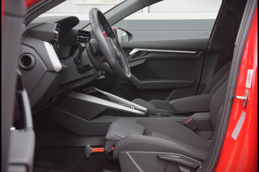 Audi A3 Sportback 35 TFSI Business edition / Digitaal Dashboard / Sportstoelen / Parkeersensoren voor + achter /