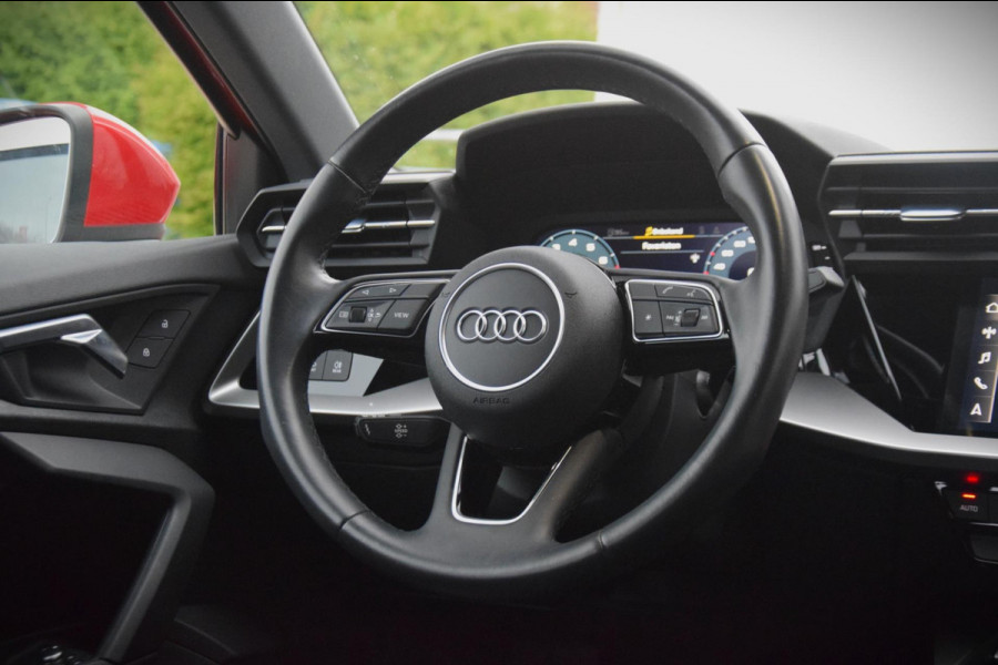 Audi A3 Sportback 35 TFSI Business edition / Digitaal Dashboard / Sportstoelen / Parkeersensoren voor + achter /