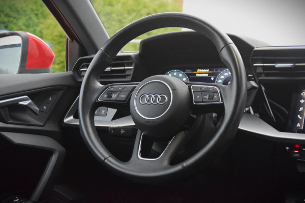 Audi A3 Sportback 35 TFSI Business edition / Digitaal Dashboard / Sportstoelen / Parkeersensoren voor + achter /