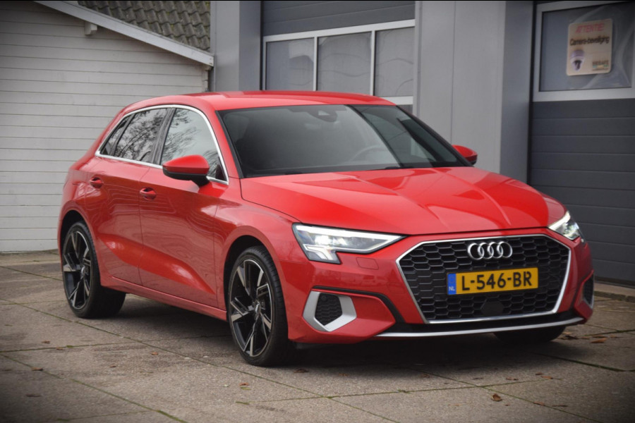 Audi A3 Sportback 35 TFSI Business edition / Digitaal Dashboard / Sportstoelen / Parkeersensoren voor + achter /