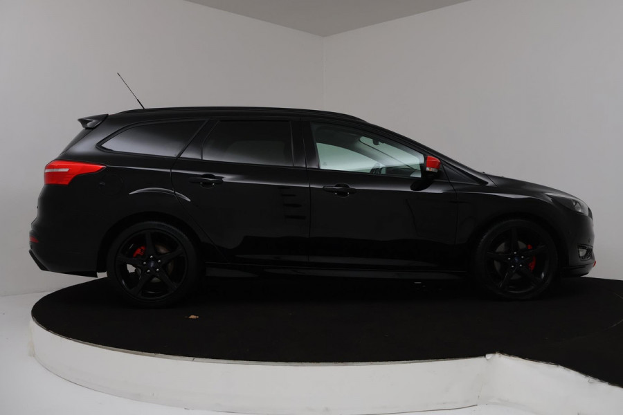 Ford FOCUS Wagon 1.5 Black Edition (NAVIGATIE, PARKEERSENSOREN, CRUISE, MULTIMEDIA, LM VELGEN)