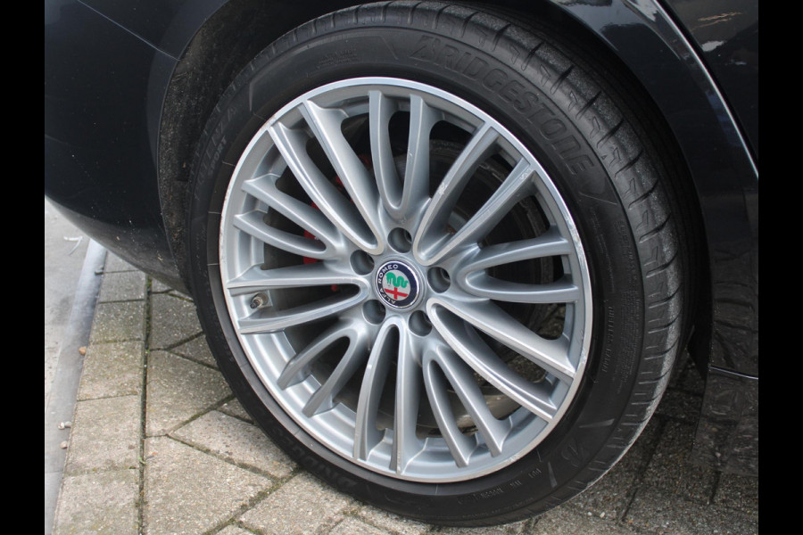 Alfa Romeo Giulia 2.0 Turbo Aut. 200pk Super | Bruin Leder | Schuif/Kanteldak | 18"