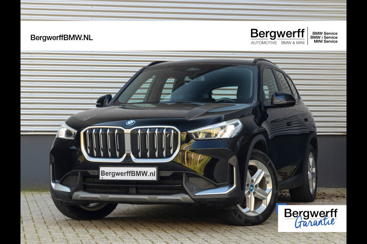 BMW iX1 xDrive30 - Trekhaak - Driving + Parking Ass - Stoelverwarming - Adaptief onderstel