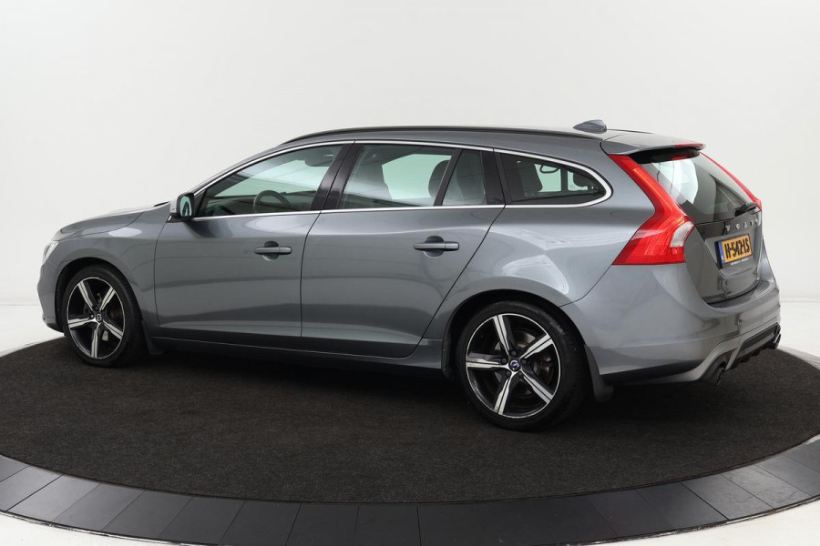 Volvo V60 T3 R-Design | Stoel & Stuurverwarming | Xenon | Navigatie | PDC | Bluetooth | Achterbankverwarming | Half leder