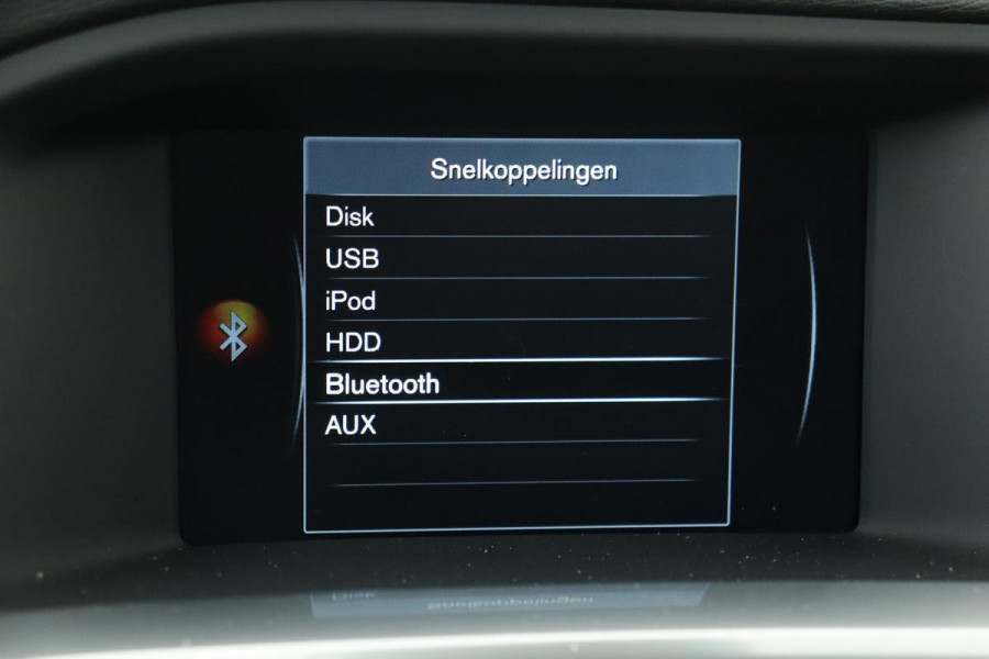 Volvo V60 T3 R-Design | Stoel & Stuurverwarming | Xenon | Navigatie | PDC | Bluetooth | Achterbankverwarming | Half leder