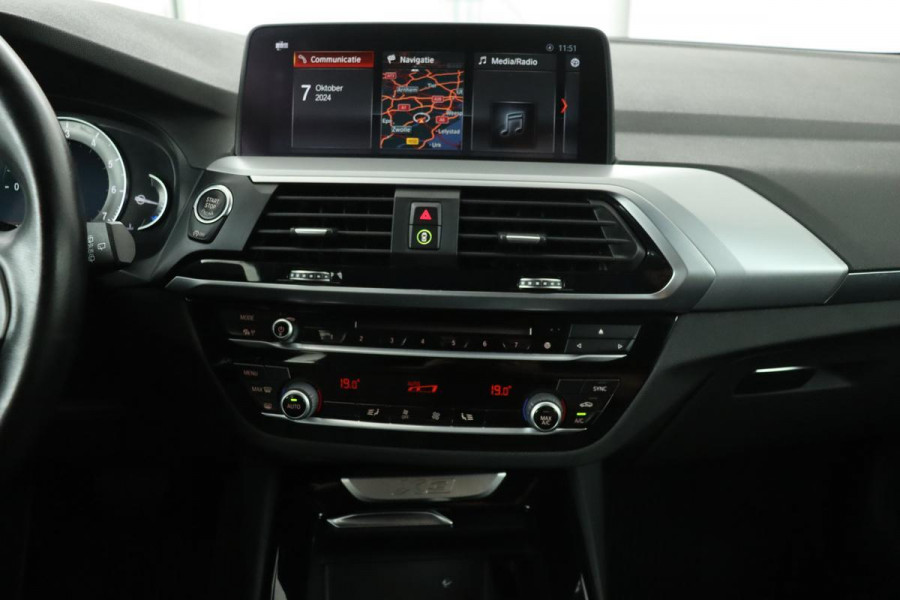 BMW X3 xDrive20i | Panoramadak | Trekhaak | Leder | Park Assist | Full LED | Navigatie | Climate control | Cruise control