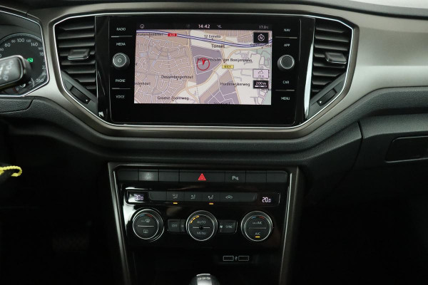 Volkswagen T-Roc 1.5 TSI Style | Carplay | Trekhaak | Climate control | Navigatie | DAB+ | Adaptive Cruise | PDC