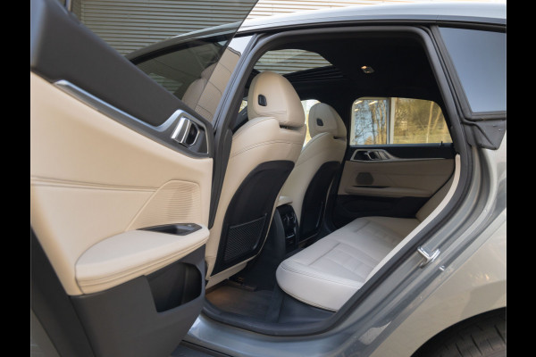 BMW i4 eDrive40 - Dak - Camera - Stoel + Stuurwiel Verwarmd - Leder Interieur